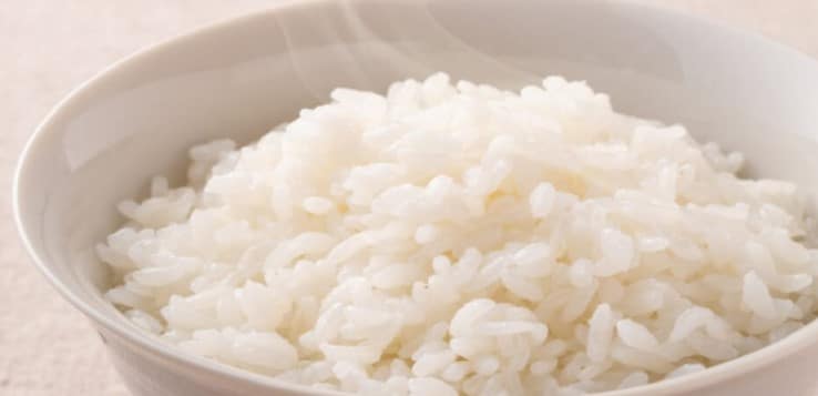 Prato branco com arroz