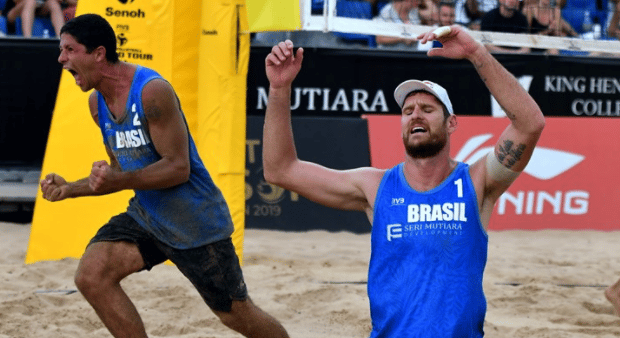 Dupla de vôlei de praia comemorando