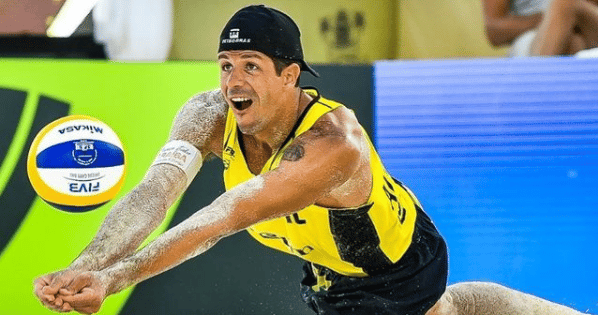 Jogador de vôlei de praia durante um jogo