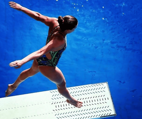 Luana Lira em uma prancha de piscina se preparando para o salto