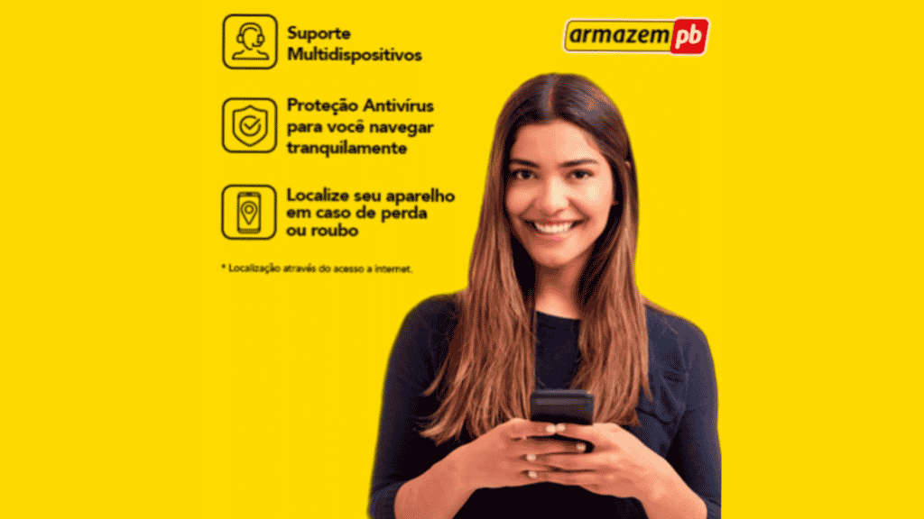 Mulher sorrindo com smartphone nas mãos.