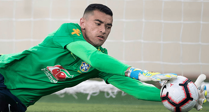 Goleiro Santos realizando uma defesa