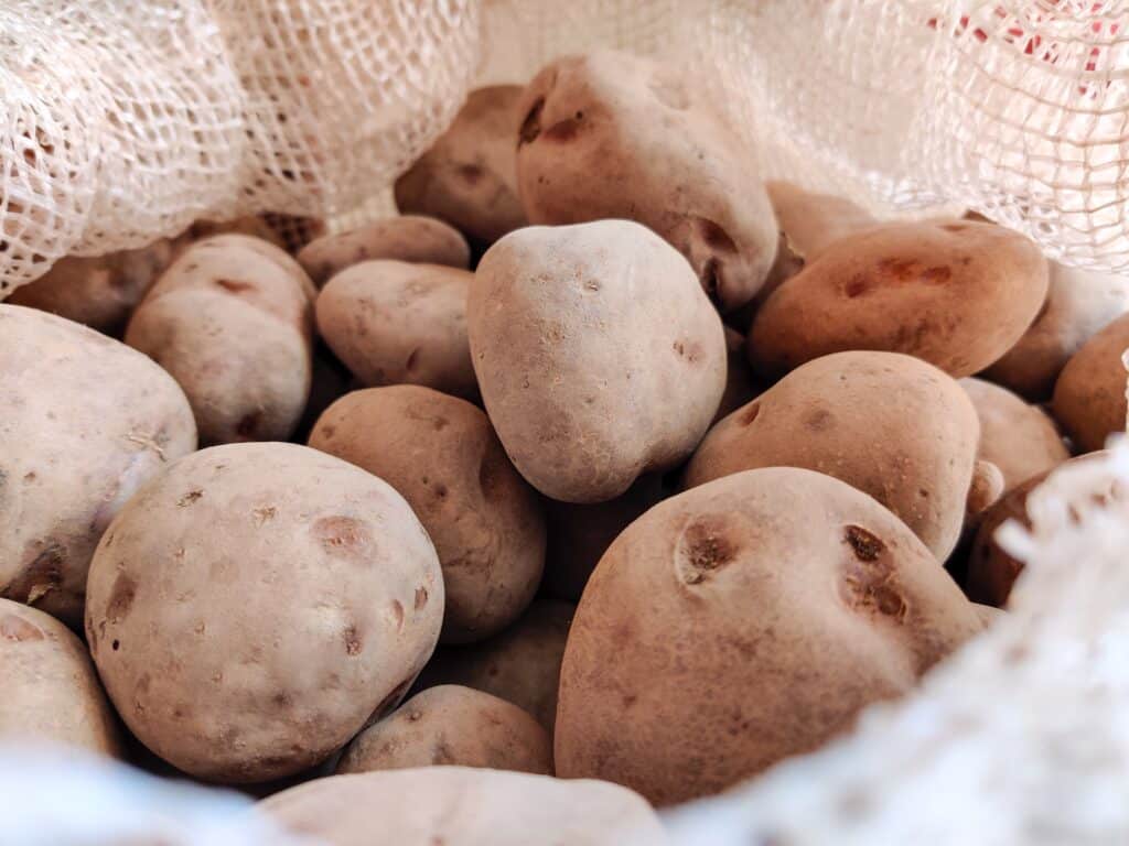 Fotografia de batatas em um saco de juta