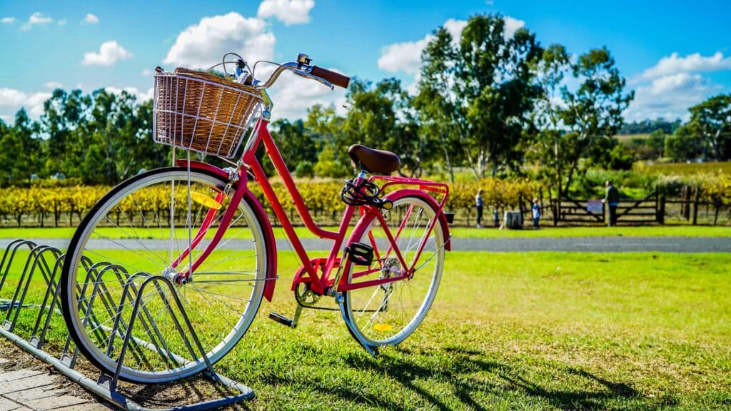 Bicicleta vermelha com cestinha em bicicletário