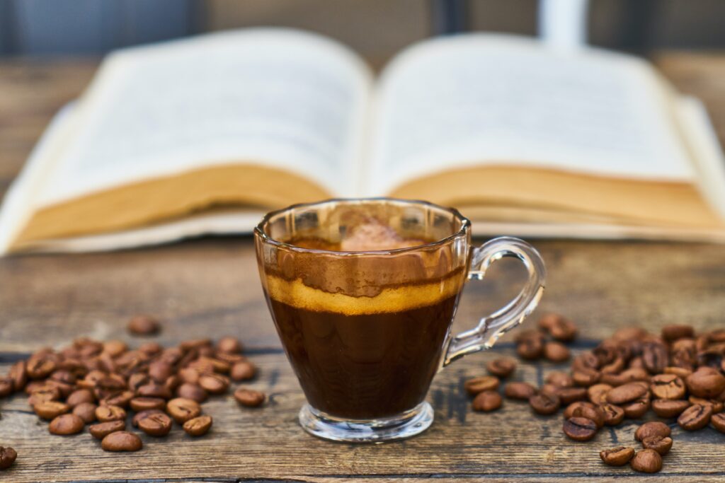 Fotografia de café e livro