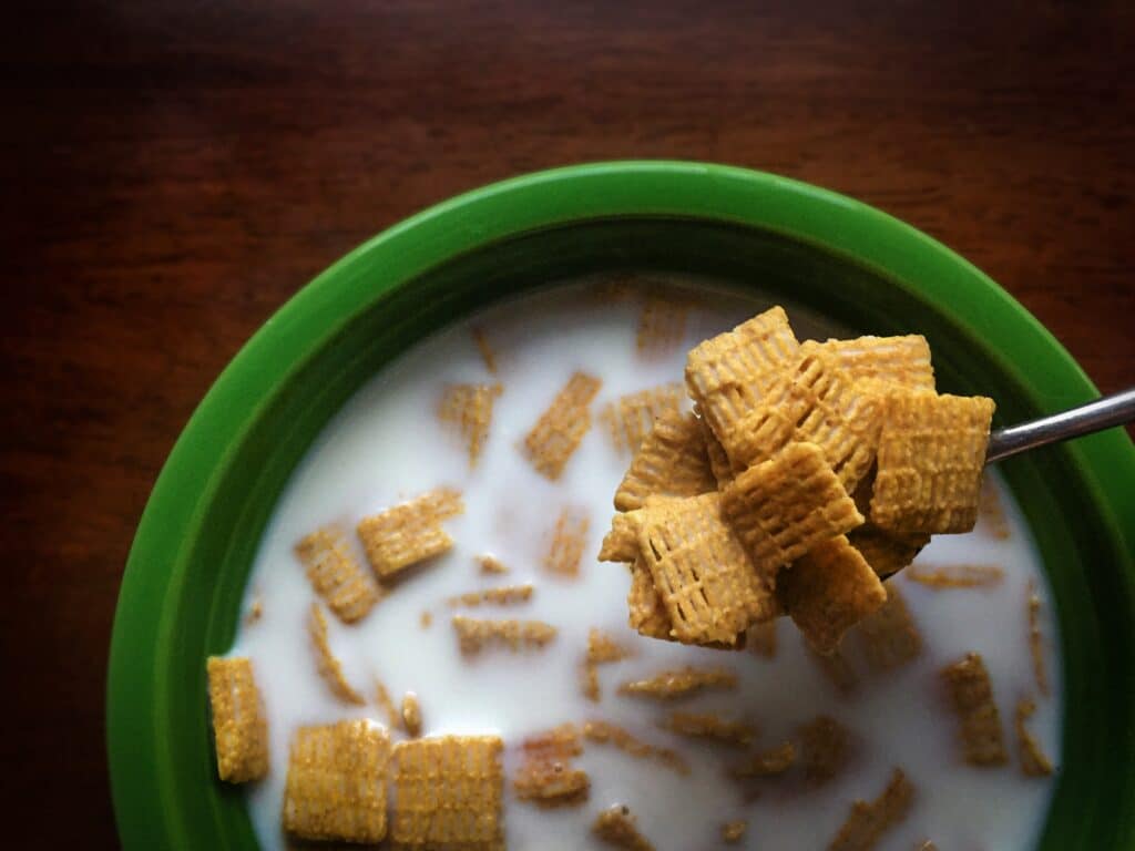 Fotografia de bowl com líquido branco e cereal