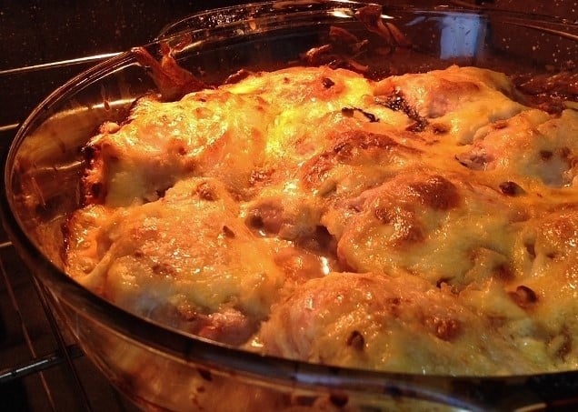 Fotografia de travessa com comida dentro do forno para almoço do dia dos pais