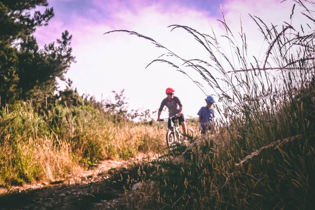 Fotografia de ciclistas de mountain bike na trilha