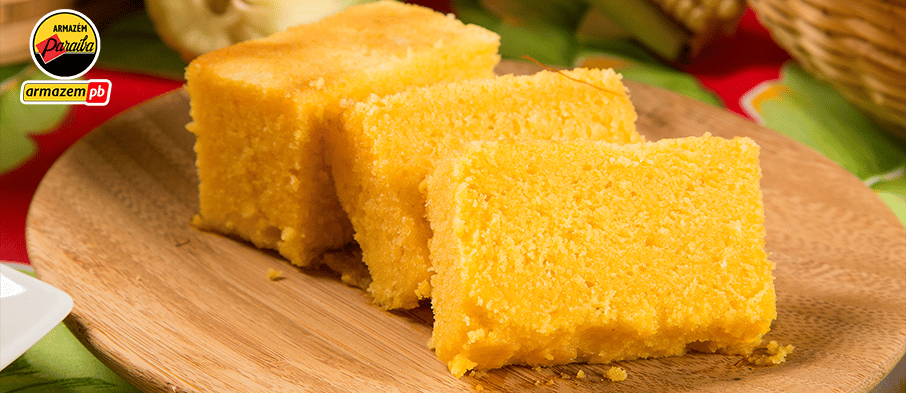 Fotografia de bolo de milho cortado em fatias