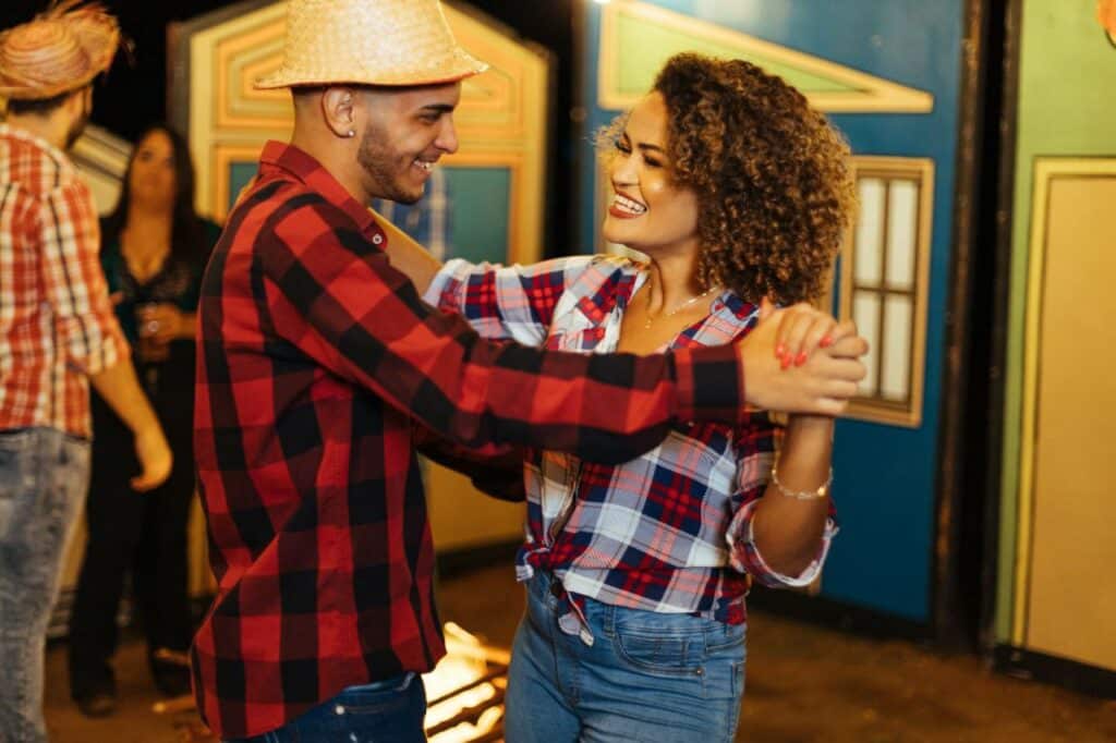 Fotografia de casal dançando e sorrindo