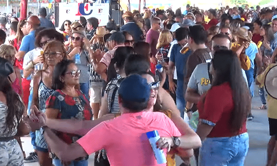 Fotografia de pessoas dançando em festa