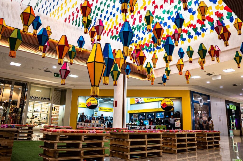 Fotografia de decoração de São João em frente à loja Armazém PB no shopping