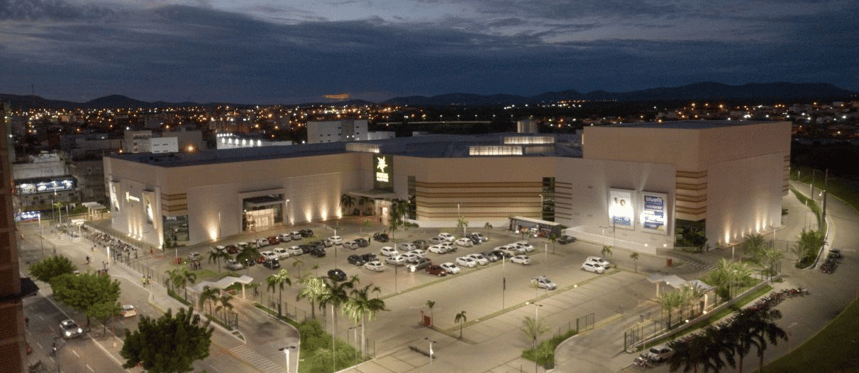 Fotografia de vista exterior do shopping sertão e do seu estacionamento