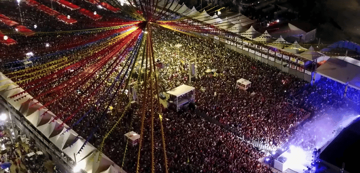 Fotografia do alto de multidão em festa no município de São João de Patos