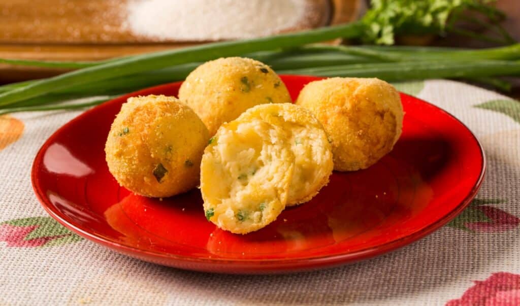 petisco de bolinho de mandioca feito na air fryer