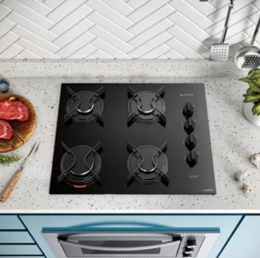 Fogão estilo cooktop a gás de 4 bocas em bancada de cozinha 