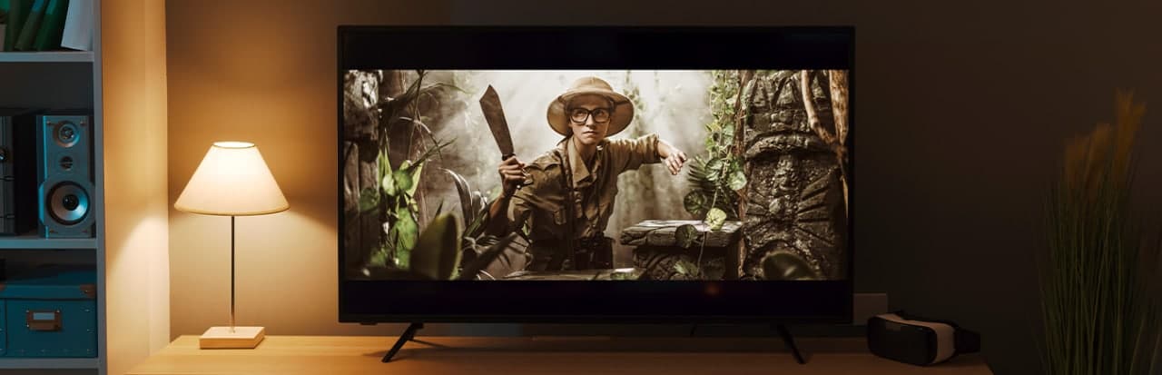 smart tv em suporte para TV