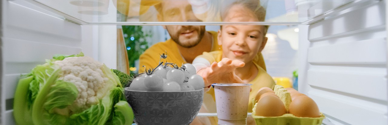 Pai e filho olhando o que tem dentro da geladeira