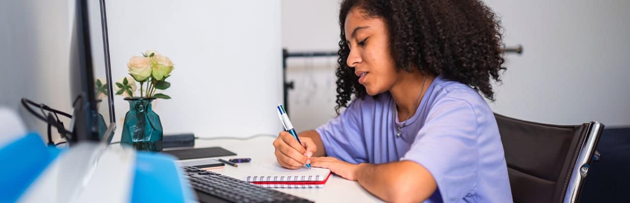 Criança fazendo tarefa em cantinho de estudos