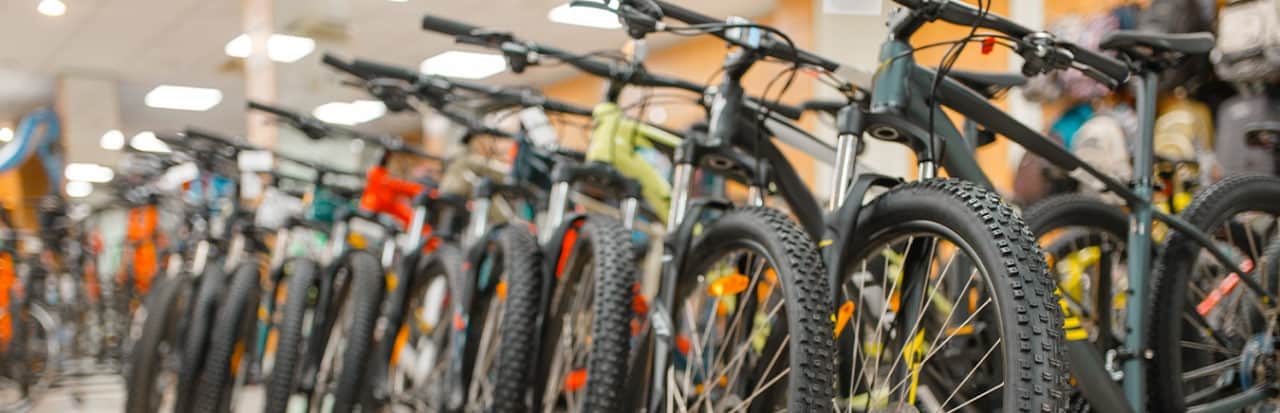 Várias bicicletas para escolher um tipo