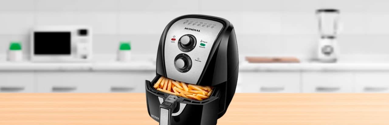 Air Fryer em mesa de cozinha