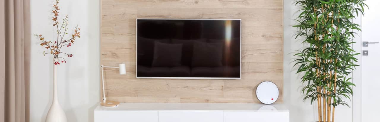 smart tv com suporte em painel de TV