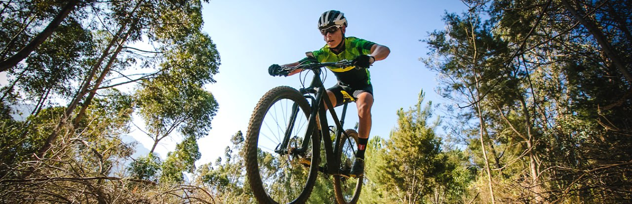 Homem pedalando em uma mountain bike