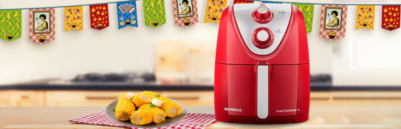 air Fryer da Mondial na cor vermelha com milho ao lado