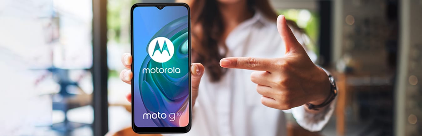 Mulher aponta para o celular da Motorola Moto G10