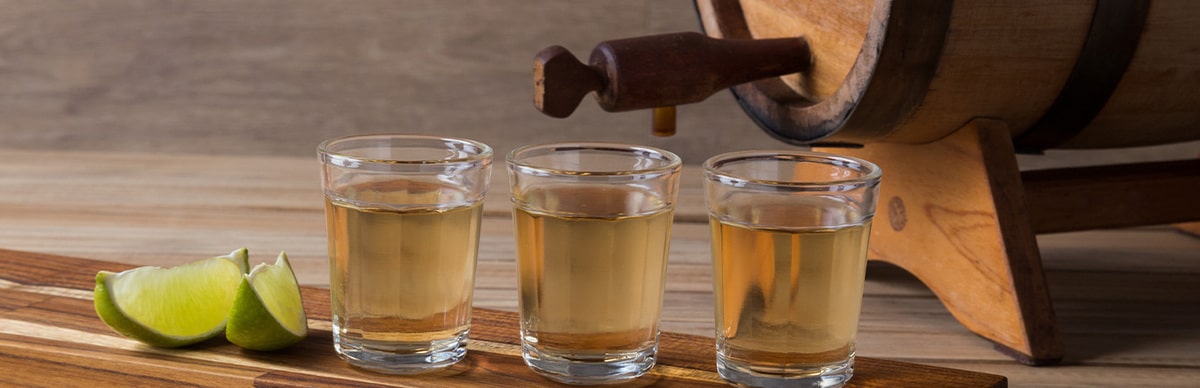 Barril de cachaça enchendo copinhos