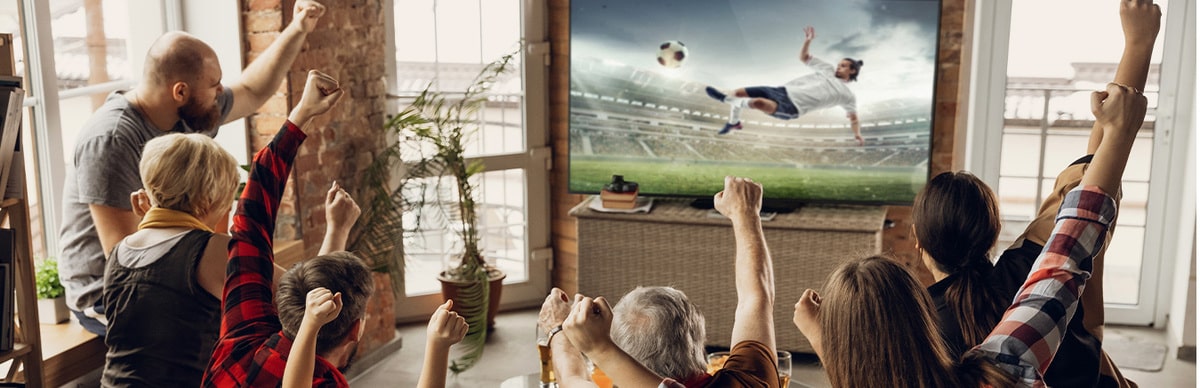 Pessoas assistindo ao futebol na Smart TV