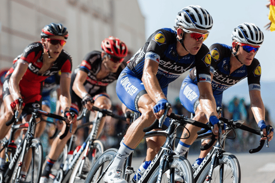 Vários atletas em bicicletas do tipo speed