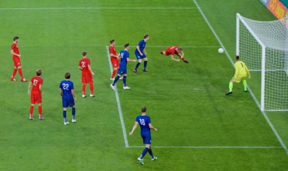 jogadores em campo de futebol disputando uma partida