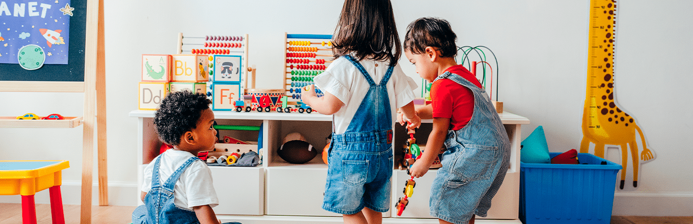 Crianças brincando com brinquedos