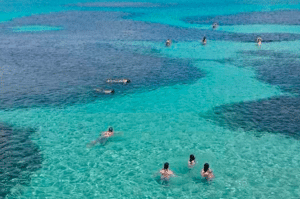 Águas transparentes das piscinas naturais da praia do Seixas