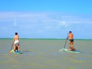 Casal faz stand up padle nas águas da praia do Bessa