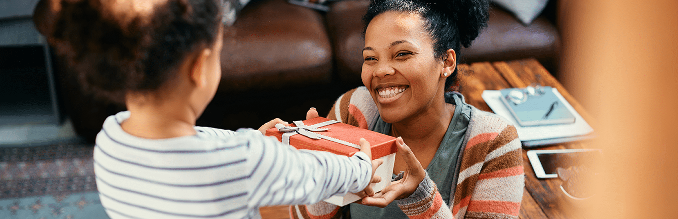 criança entregando um presente para a mãe