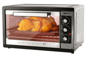 Forno elétrico da Philco com frango sendo assado