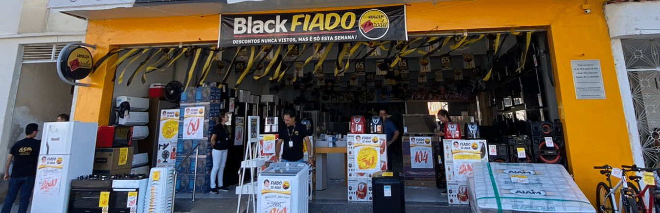 Frente de uma das lojas do Armazém Paraíba com cartaz anunciando o Black Fiado