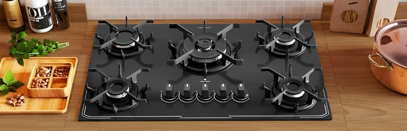 Cooktop de 5 bocas em bancada planejada de cozinha