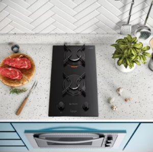 Close superior de fogão tipo cooktop com duas bocas em bancada de cozinha