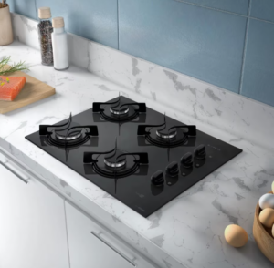 Fogão cooktop com 4 bocas em bancada de cozinha clara